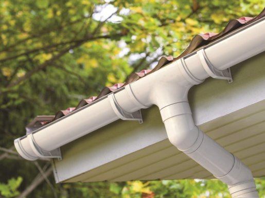 Пластиковые водосточные системы: преимущества, монтаж, срок службы